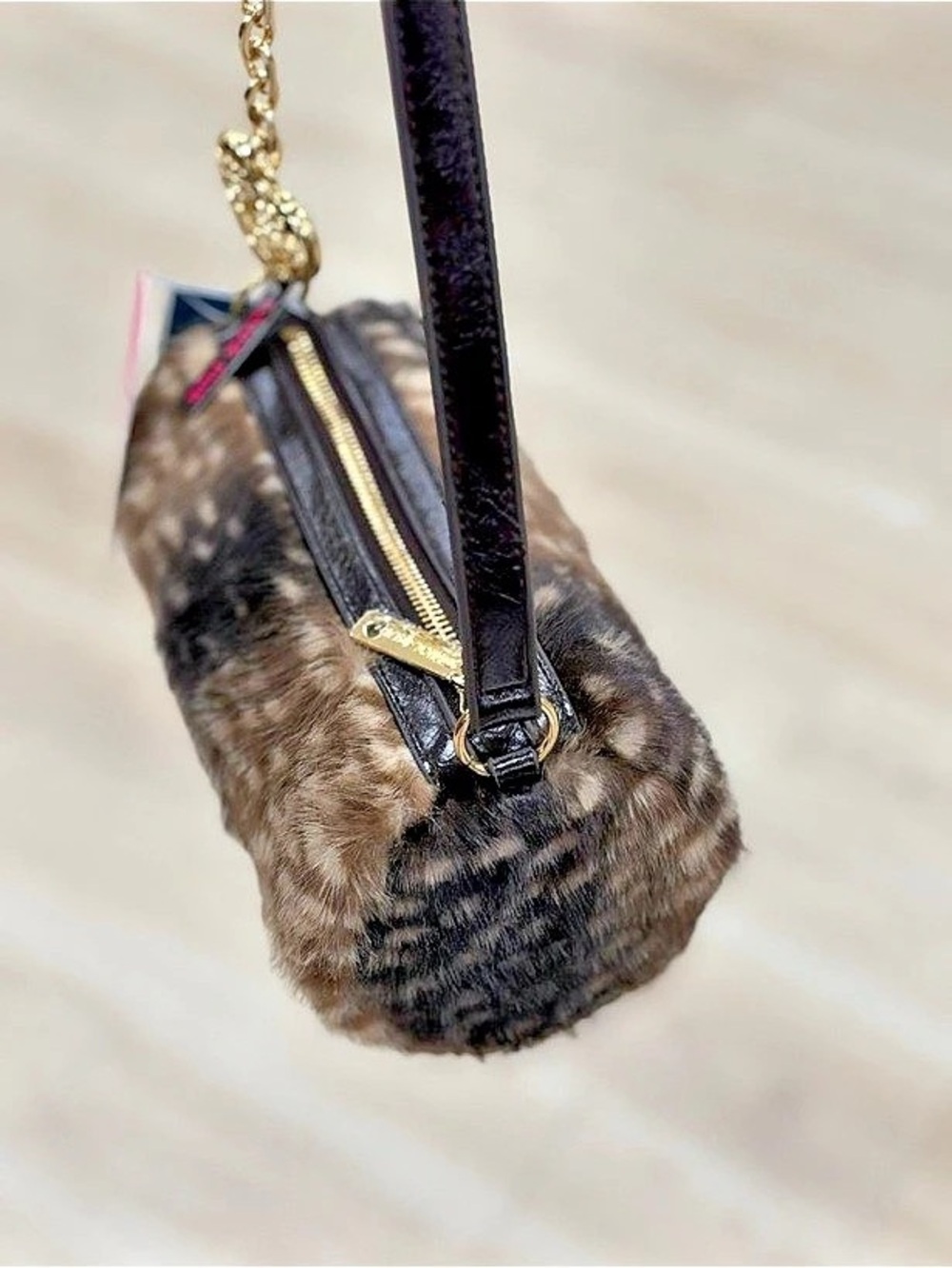 BETSEY JOHNSON XOROLLY FAUX FUR ZIP SHOULDER BA